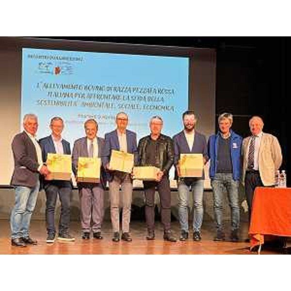 Foto di gruppo con l'assessore regionale alle Risorse agroalimentari, Stefano Zannier. - Foto di gruppo con l'assessore regionale alle Risorse agroalimentari, Stefano Zannier.