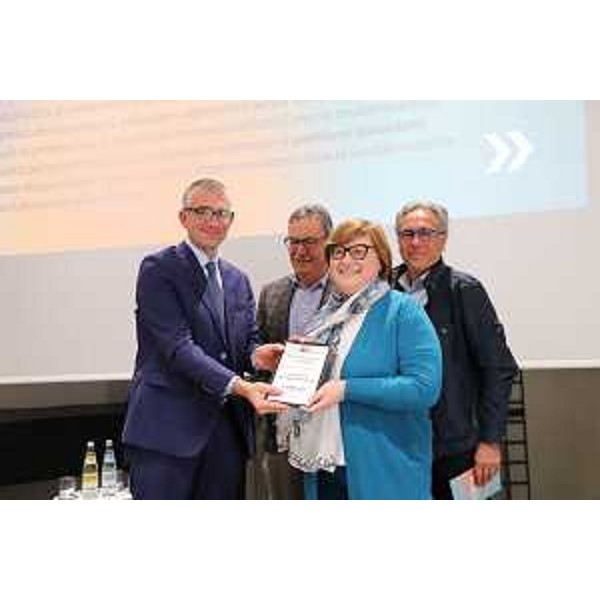 L'assessore regionale Pierpaolo Roberti premia la Comunità di montagna della Carnia - L'assessore regionale Pierpaolo Roberti premia la Comunità di montagna della Carnia