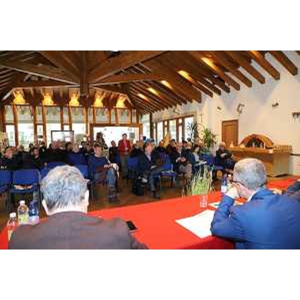 Un momento del dibattito del convegno organizzato a Sutrio sull'agricoltura in montagna, con l'assessore Stefano Zannier - Un momento del dibattito del convegno organizzato a Sutrio sull'agricoltura in montagna, con l'assessore Stefano Zannier