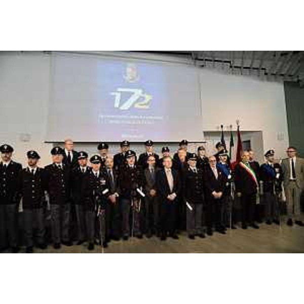 Lassessore Roberti insieme agli agenti premiati durante la cerimonia. - Lassessore Roberti insieme agli agenti premiati durante la cerimonia.