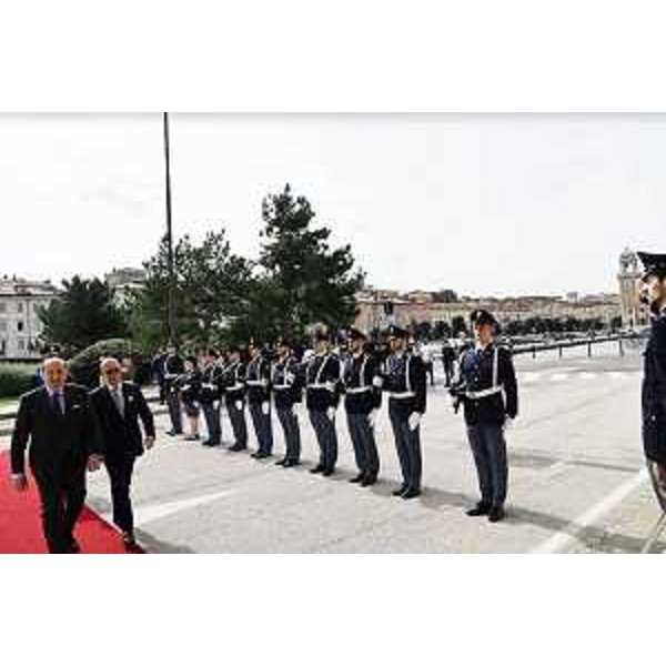 L'arrivo del commissario di Governo Pietro Signoriello e del questore di Trieste Pietro Ostuni. - L'arrivo del commissario di Governo Pietro Signoriello e del questore di Trieste Pietro Ostuni.