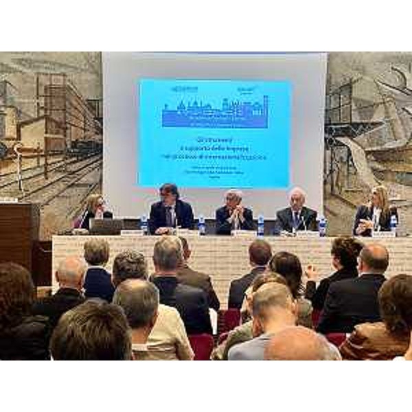 Il tavolo dei relatori e parte del pubblico presente al convegno. - Il tavolo dei relatori e parte del pubblico presente al convegno.