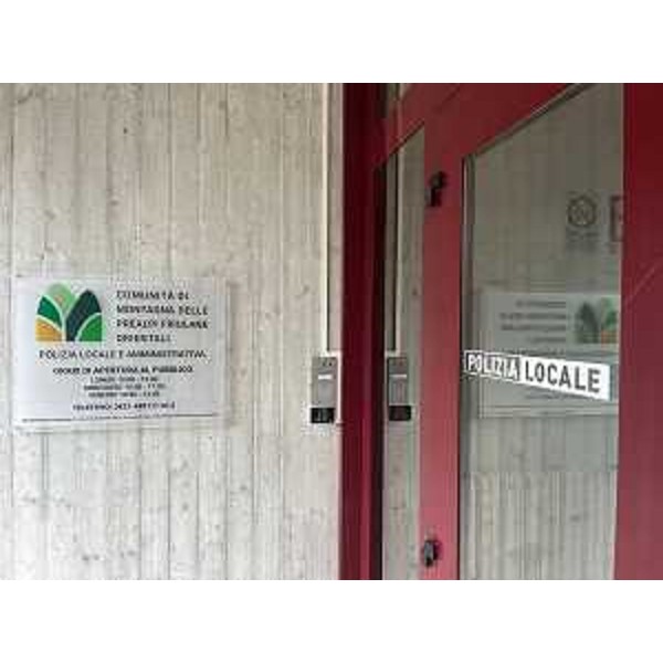 L'ingresso della sede della Polizia locale della Comunità di montagna delle Prealpi friulane orientali a Montereale Valcellina - L'ingresso della sede della Polizia locale della Comunità di montagna delle Prealpi friulane orientali a Montereale Valcellina
