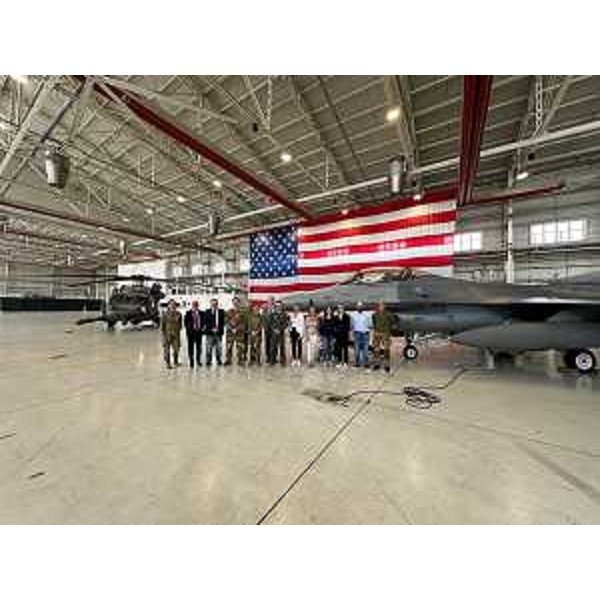 La delegazione consiliare con i comandanti italiano e americano della base aerea di Aviano - La delegazione consiliare con i comandanti italiano e americano della base aerea di Aviano