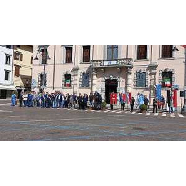 Le autorità istituzionali durante l'intervento della Presidenza del Cr - Le autorità istituzionali durante l'intervento della Presidenza del Cr