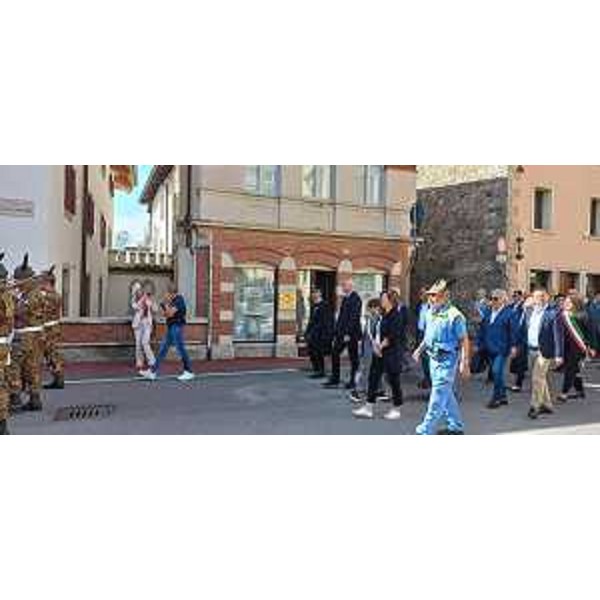 Le autorità istituzionali in corteo prima dell'arrivo in piazza Duomo - Le autorità istituzionali in corteo prima dell'arrivo in piazza Duomo
