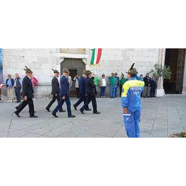 L'ingresso dei labari alpini in duomo - L'ingresso dei labari alpini in duomo