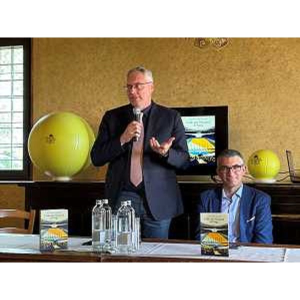 Il presidente del Cr Fvg, Mauro Bordin, e l'assessore regionale Pierpaolo Roberti alla presentazione del libro di Alessandro Taolotti., a Udine - Il presidente del Cr Fvg, Mauro Bordin, e l'assessore regionale Pierpaolo Roberti alla presentazione del libro di Alessandro Taolotti., a Udine