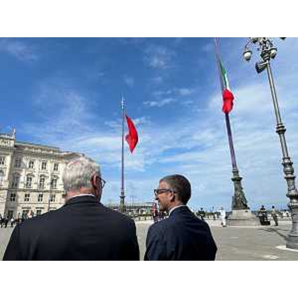 Il momento dell'alza bandiera in piazza Unità d'Italia, a Trieste - Il momento dell'alza bandiera in piazza Unità d'Italia, a Trieste