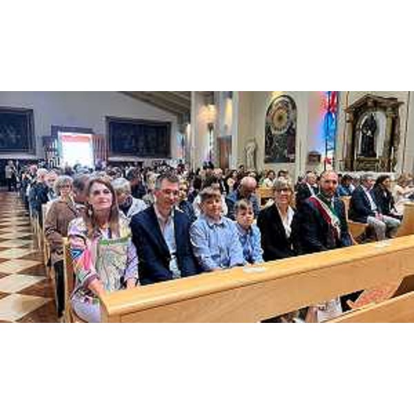 Nelle foto con il sindaco di Gemona del Friuli l'assessore Zilli (seconda da destra) alla messa per il santo patrono di Gemona del Friuli. - Nelle foto con il sindaco di Gemona del Friuli l'assessore Zilli (seconda da destra) alla messa per il santo patrono di Gemona del Friuli.