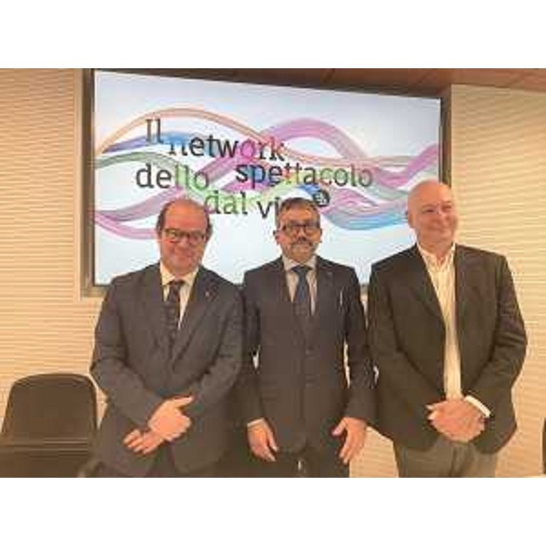 Il vice governatore con delega alla Cultura Mario Anzil, a sinistra, con il presidente di Ert Fabrizio Pitton e il direttore Alberto Bevilacqua - Il vice governatore con delega alla Cultura Mario Anzil, a sinistra, con il presidente di Ert Fabrizio Pitton e il direttore Alberto Bevilacqua