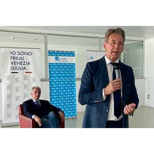 Lassessore regionale per la Difesa dellambiente Fabio Scoccimarro a Ronchi dei legionari alla cerimonia di inaugurazione dellimpianto fotovoltaico da 3.143 kW di potenza, integrato con batterie di 600kW per laccumulo e il riuso dellenergia rinnovabile prodotta - Lassessore regionale per la Difesa dellambiente Fabio Scoccimarro a Ronchi dei legionari alla cerimonia di inaugurazione dellimpianto fotovoltaico da 3.143 kW di potenza, integrato con batterie di 600kW per laccumulo e il riuso dellenergia rinnovabile prodotta
