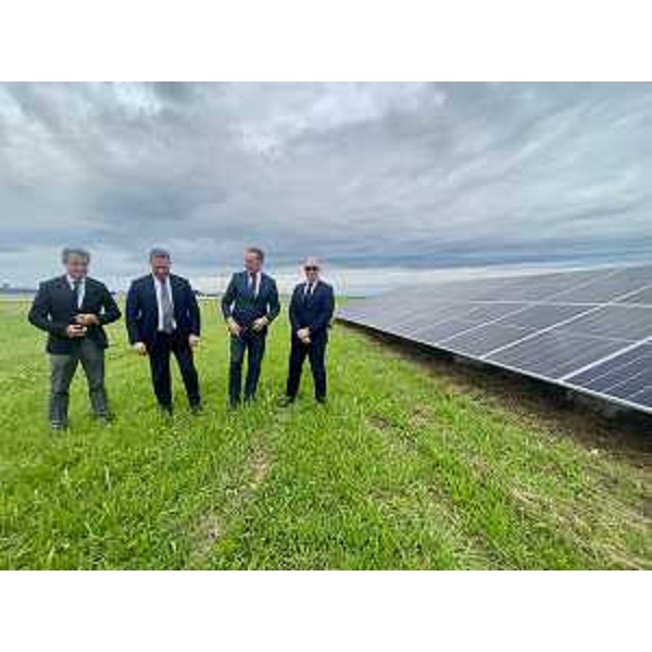 Lassessore regionale per la Difesa dellambiente Fabio Scoccimarro a Ronchi dei legionari alla cerimonia di inaugurazione dellimpianto fotovoltaico da 3.143 kW di potenza, integrato con batterie di 600kW per laccumulo e il riuso dellenergia rinnovabile prodotta - Lassessore regionale per la Difesa dellambiente Fabio Scoccimarro a Ronchi dei legionari alla cerimonia di inaugurazione dellimpianto fotovoltaico da 3.143 kW di potenza, integrato con batterie di 600kW per laccumulo e il riuso dellenergia rinnovabile prodotta