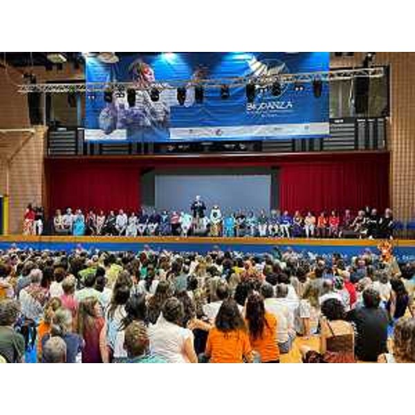 La folla di praticanti all'evento di biodanza a Lignano - La folla di praticanti all'evento di biodanza a Lignano