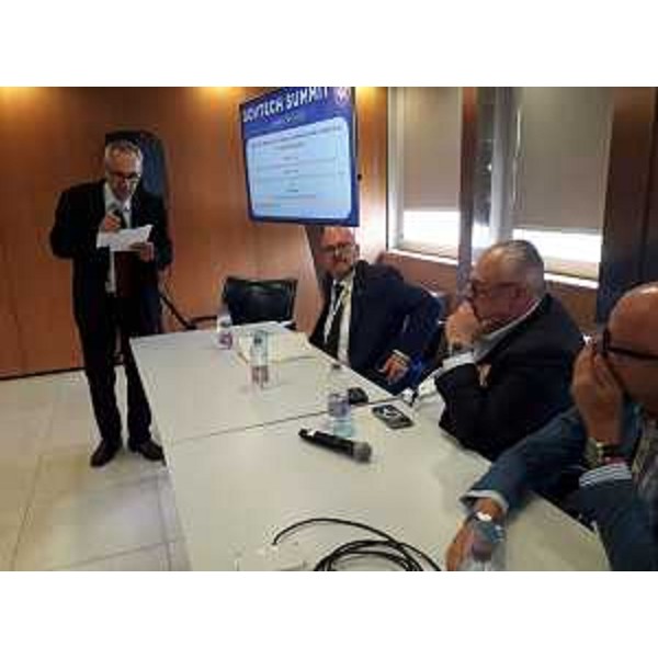 Un momento del panel "ll ruolo delle Regioni nello sviluppo economico: politiche e iniziative per favorire l'innovazione". - Un momento del panel "ll ruolo delle Regioni nello sviluppo economico: politiche e iniziative per favorire l'innovazione".