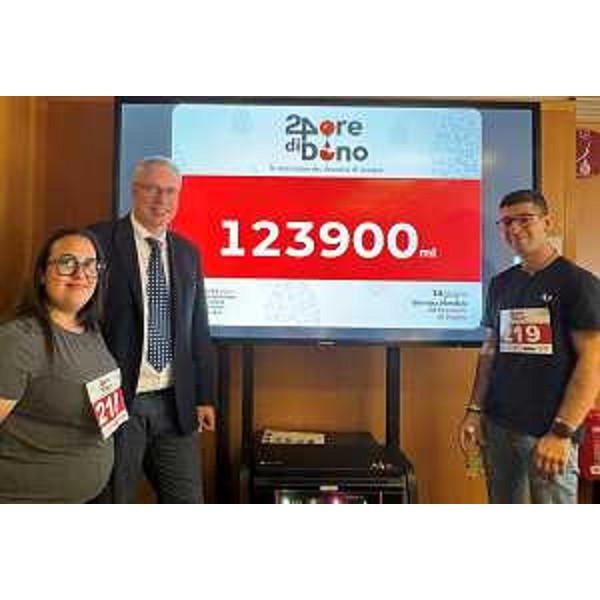 Il presidente Bordin (al centro nella foto) assieme a due giovani volontari - Il presidente Bordin (al centro nella foto) assieme a due giovani volontari