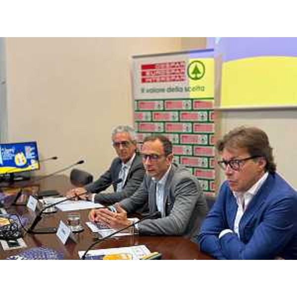 Il governatore del Friuli Venezia Giulia Massimiliano Fedriga (al centro) con l'assessore regionale Sergio Emidio Bini (a destra nella foto) e il direttore di Despar Nord Fvg Fabrizio Cicero - Il governatore del Friuli Venezia Giulia Massimiliano Fedriga (al centro) con l'assessore regionale Sergio Emidio Bini (a destra nella foto) e il direttore di Despar Nord Fvg Fabrizio Cicero