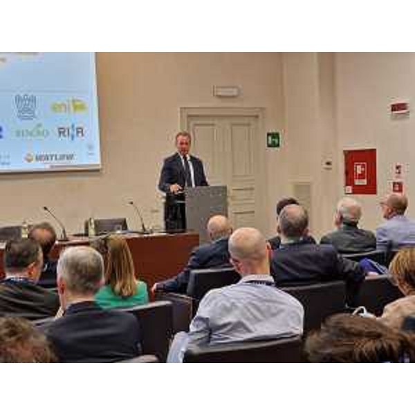 L'assessore Scoccimarro nel corso del suo intervento - L'assessore Scoccimarro nel corso del suo intervento