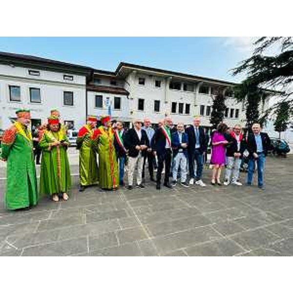 Foto di gruppo nella piazza Divisione Julia di Corno di Rosazzo: il primo da destra è il consigliere Roberto Novelli, il quarto da destra il presidente Bordin - Foto di gruppo nella piazza Divisione Julia di Corno di Rosazzo: il primo da destra è il consigliere Roberto Novelli, il quarto da destra il presidente Bordin
