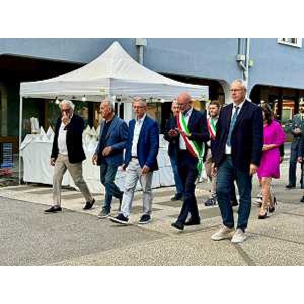 Il presidente Bordin (primo da destra nella foto), assieme alle altre autorità a Corno di Rosazzo - Il presidente Bordin (primo da destra nella foto), assieme alle altre autorità a Corno di Rosazzo