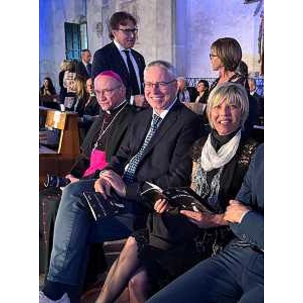 Il presidente del Cr Fvg, Mauro Bordin, tra il vescovo di Gorizia Carlo Roberto Maria Redaelli, e l'assessore regionale alle Finanze, Barbara Zilli - Il presidente del Cr Fvg, Mauro Bordin, tra il vescovo di Gorizia Carlo Roberto Maria Redaelli, e l'assessore regionale alle Finanze, Barbara Zilli