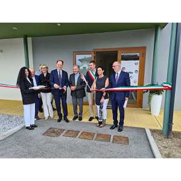 L'inaugurazione dei nuovi condomini sociali del Centro Anffas di Pordenone, l'assessore Riccardi (primo a destra) al taglio del nastro - L'inaugurazione dei nuovi condomini sociali del Centro Anffas di Pordenone, l'assessore Riccardi (primo a destra) al taglio del nastro