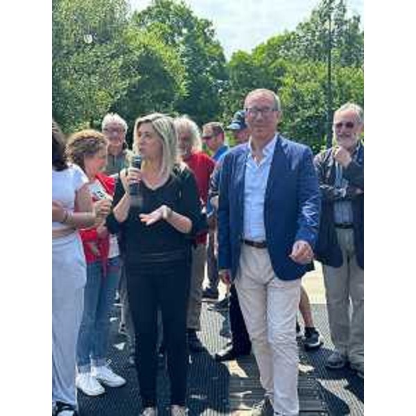 L'assessore regionale alle Infrastrutture e territorio, con il prosidente della ProPordenone Giuseppe Pedicini, nel suo intervento all'avvio della Festa sul Nonsel a Pordenone. - L'assessore regionale alle Infrastrutture e territorio, con il prosidente della ProPordenone Giuseppe Pedicini, nel suo intervento all'avvio della Festa sul Nonsel a Pordenone.