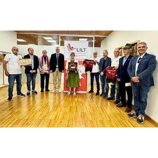 Foto di gruppo per i partecipanti alla presentazione della Ciclostaffetta. Il presidente Mauro Bordin è il quarto da sinistra - Foto di gruppo per i partecipanti alla presentazione della Ciclostaffetta. Il presidente Mauro Bordin è il quarto da sinistra