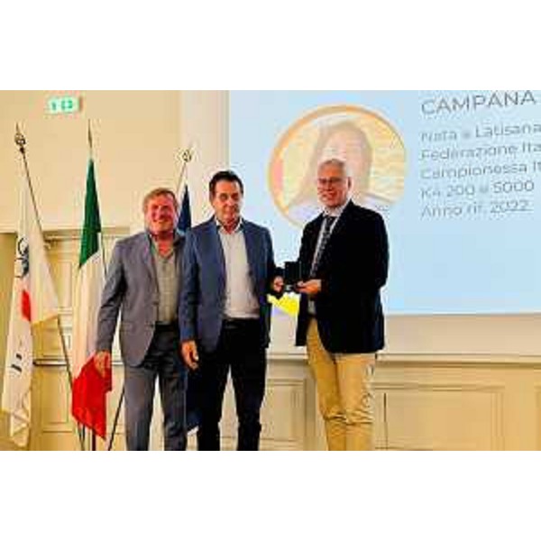 I presidenti Brandolin e Bordin premiano il vicepresidente della Federazione italiana canoa, Adelfi Scaini, che ha ritirato il riconoscimento per la campionessa di k4 200 e 5000 Sofia Magali Campana - I presidenti Brandolin e Bordin premiano il vicepresidente della Federazione italiana canoa, Adelfi Scaini, che ha ritirato il riconoscimento per la campionessa di k4 200 e 5000 Sofia Magali Campana