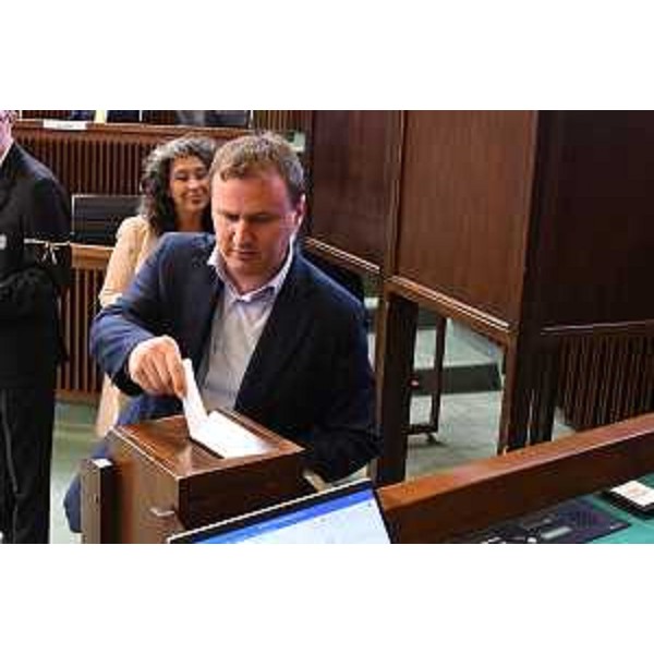 Il consigliere regionale Massimiliano Pozzo (Partito democratico) mentre vota - Il consigliere regionale Massimiliano Pozzo (Partito democratico) mentre vota