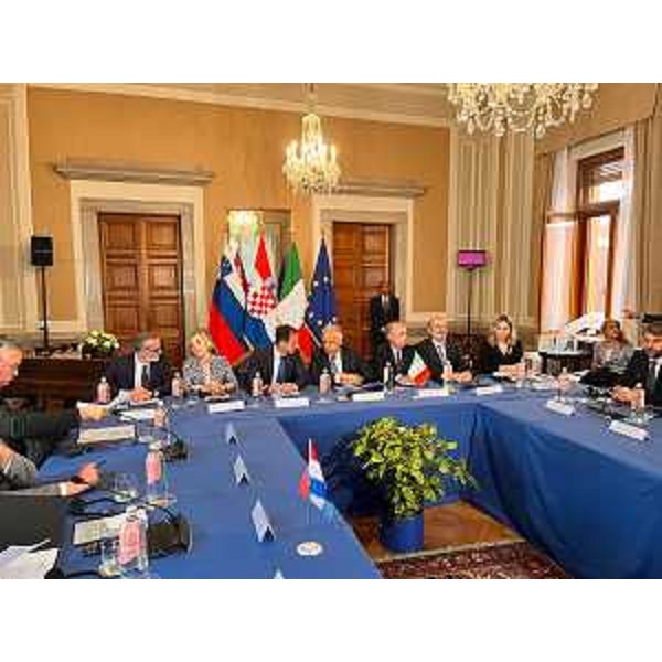 Il governatore del Friuli Venezia Giulia Massimiliano Fedriga e il ministro dell'Interno Matteo Piantesodi al vertice trilaterale dei ministri degli interni di Italia, Slovenia (Bostjan Poklukar) e Croazia (Davor Bozinovic). - Il governatore del Friuli Venezia Giulia Massimiliano Fedriga e il ministro dell'Interno Matteo Piantesodi al vertice trilaterale dei ministri degli interni di Italia, Slovenia (Bostjan Poklukar) e Croazia (Davor Bozinovic).