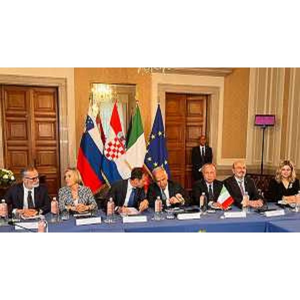 Il governatore del Friuli Venezia Giulia Massimiliano Fedriga e il ministro dell'Interno Matteo Piantesodi al vertice trilaterale dei ministri degli interni di Italia, Slovenia (Bostjan Poklukar) e Croazia (Davor Bozinovic). - Il governatore del Friuli Venezia Giulia Massimiliano Fedriga e il ministro dell'Interno Matteo Piantesodi al vertice trilaterale dei ministri degli interni di Italia, Slovenia (Bostjan Poklukar) e Croazia (Davor Bozinovic).