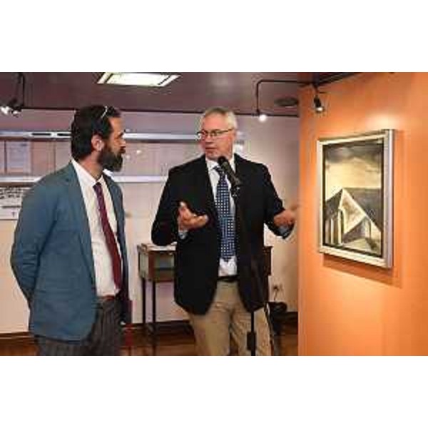 Il curatore della mostra, Manuel Baldassare, e il presidente del Cr Fvg, Mauro Bordin, accanto ad una delle tele del Brucia - Il curatore della mostra, Manuel Baldassare, e il presidente del Cr Fvg, Mauro Bordin, accanto ad una delle tele del Brucia