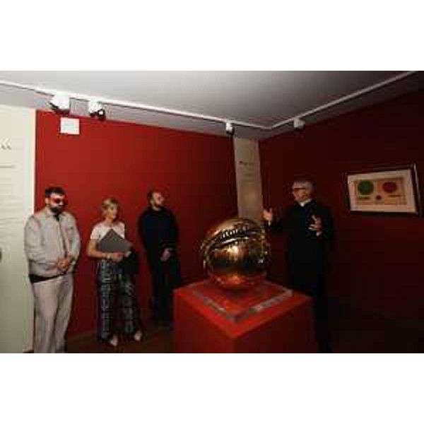 L'assessore regionale alle Finanze Barbara Zilli con Dargen D'Amico e don Geretti davanti all'opera di Arnaldo Pomodoro - L'assessore regionale alle Finanze Barbara Zilli con Dargen D'Amico e don Geretti davanti all'opera di Arnaldo Pomodoro