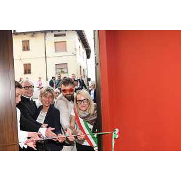 Il taglio del nastro per l'inaugurazione della mostra di Illegio "Coraggio", al centro l'assessore regionale alle Finanze Barbara Zilli - Il taglio del nastro per l'inaugurazione della mostra di Illegio "Coraggio", al centro l'assessore regionale alle Finanze Barbara Zilli