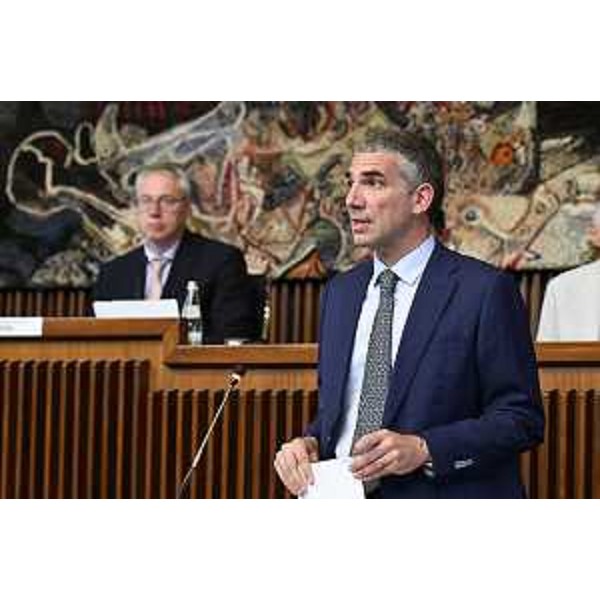 L'assessore regionale Pierpaolo Roberti e, alle sue spalle, il presidente del Cr Fvg, Mauro Bordin - L'assessore regionale Pierpaolo Roberti e, alle sue spalle, il presidente del Cr Fvg, Mauro Bordin