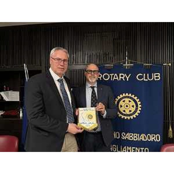 Il presidente del Cr Fvg, Mauro Bordin (a sx), riceve il gagliardetto del Rotary locale dal presidente Diego Mancardi - Il presidente del Cr Fvg, Mauro Bordin (a sx), riceve il gagliardetto del Rotary locale dal presidente Diego Mancardi