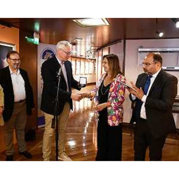 Lo storico Ivan Portelli; il presidente del Cr Fvg, Mauro Bordin, mentre omaggia la presidente Chiara Moimas; il consigliere regionale Diego Moretti - Lo storico Ivan Portelli; il presidente del Cr Fvg, Mauro Bordin, mentre omaggia la presidente Chiara Moimas; il consigliere regionale Diego Moretti