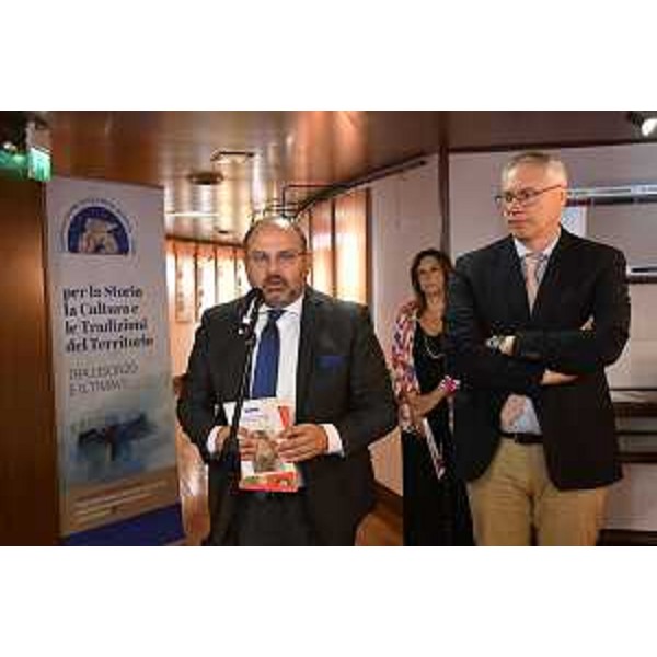 L'intervento del consigliere Moretti accanto al presidente Bordin; dietro, la presidente Moimas - L'intervento del consigliere Moretti accanto al presidente Bordin; dietro, la presidente Moimas