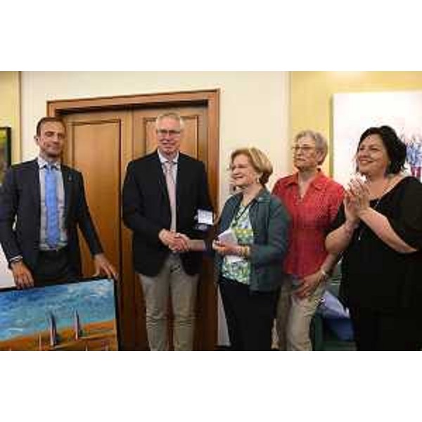 Il presidente del Cr Fvg, Mauro Bordin, consegna il sigillo dell'Assemblea legislativa alla presidente dell'Ute, Daniela Di Giusto - Il presidente del Cr Fvg, Mauro Bordin, consegna il sigillo dell'Assemblea legislativa alla presidente dell'Ute, Daniela Di Giusto