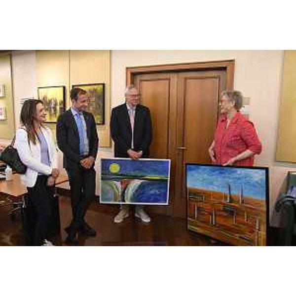 Il governatore del Fvg, Massimiliano Fedriga, e il presidente del Cr Fvg, Mauro Bordin, ammirano alcune opere - Il governatore del Fvg, Massimiliano Fedriga, e il presidente del Cr Fvg, Mauro Bordin, ammirano alcune opere