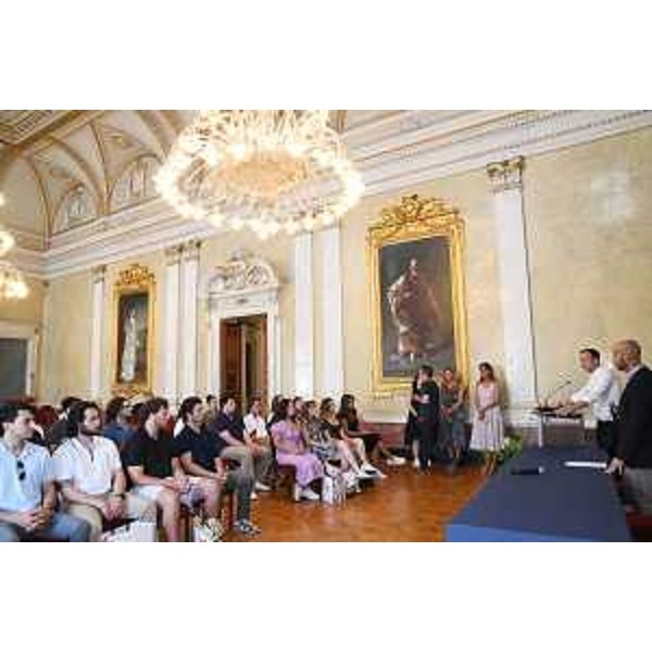 Il governatore Massimiliano Fedriga con i giovani ospiti del Niaf - Il governatore Massimiliano Fedriga con i giovani ospiti del Niaf