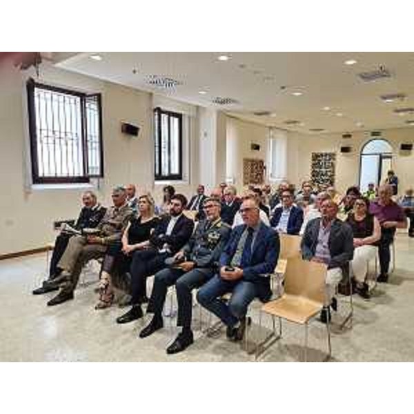 L'assessore Cristina Amirante, con le altre autorità, alla presentazione dell'Organizzazione di volontariato dei Bersaglieri nella Sala Degan della Biblioteca di Pordenone. - L'assessore Cristina Amirante, con le altre autorità, alla presentazione dell'Organizzazione di volontariato dei Bersaglieri nella Sala Degan della Biblioteca di Pordenone.