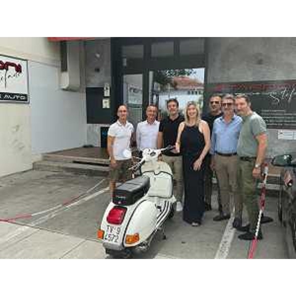 Un momento della consegna della targa storica - Un momento della consegna della targa storica