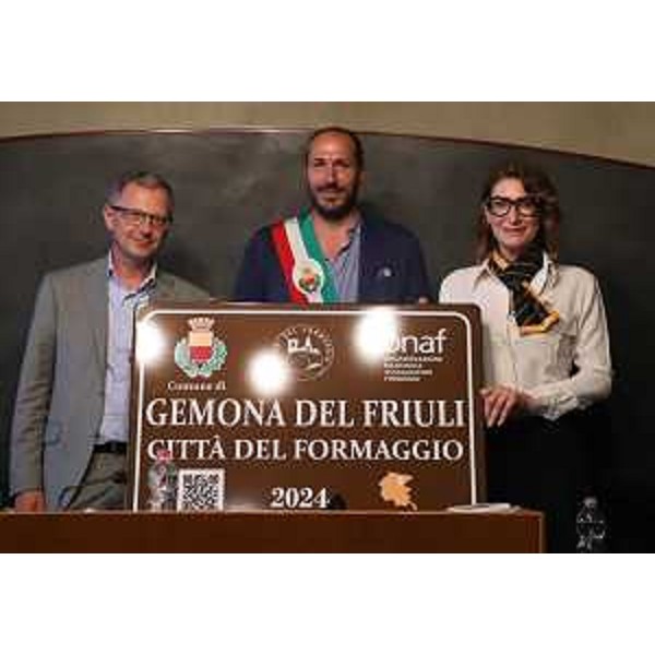L'assessore Zannier con il sindaco di Gemona del Friuli e la referente dell'Onaf Linda Dal Ben alla consegna della targa - L'assessore Zannier con il sindaco di Gemona del Friuli e la referente dell'Onaf Linda Dal Ben alla consegna della targa