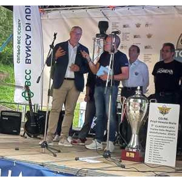 Il presidente Bordin intervistato sul palco di piazza Primo Maggio a Udine - Il presidente Bordin intervistato sul palco di piazza Primo Maggio a Udine