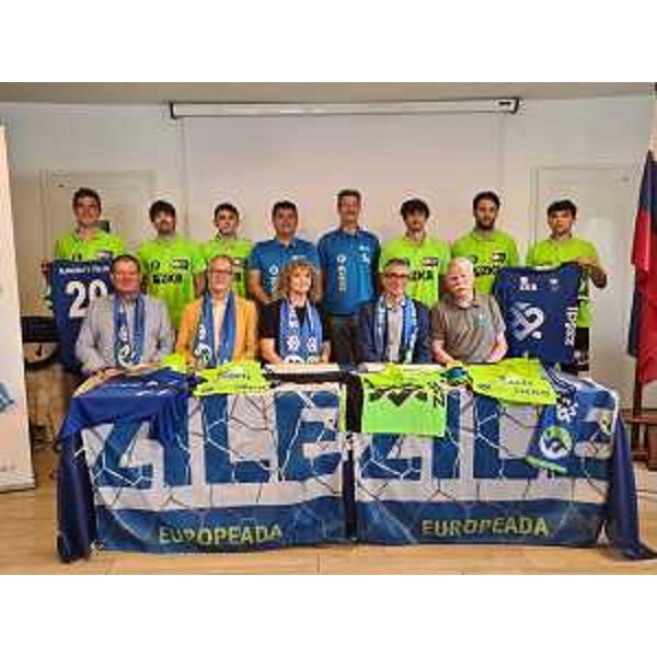 L'assessore Roberti con le autorità intervenute e alcuni giocatori della minoranza slovena - L'assessore Roberti con le autorità intervenute e alcuni giocatori della minoranza slovena