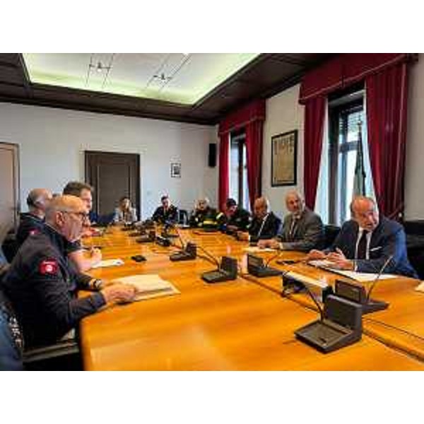 Lassessore regionale alla Protezione civile Riccardo Riccardi alla riunione, svoltasi nella prefettura del capoluogo regionale sul tema della prevenzione degli incendi, alla quale hanno partecipato i prefetti di Trieste e Gorizia, Pietro Signoriello e Raffaele Ricciardi, il questore di Trieste Pietro Ostuni, i vertici della Protezione civile del Friuli Venezia Giulia, dei Vigili del fuoco, della Polizia di Stato, dellArma dei Carabinieri e i rappresentanti di Rete ferroviaria italiana. - Lassessore regionale alla Protezione civile Riccardo Riccardi alla riunione, svoltasi nella prefettura del capoluogo regionale sul tema della prevenzione degli incendi, alla quale hanno partecipato i prefetti di Trieste e Gorizia, Pietro Signoriello e Raffaele Ricciardi, il questore di Trieste Pietro Ostuni, i vertici della Protezione civile del Friuli Venezia Giulia, dei Vigili del fuoco, della Polizia di Stato, dellArma dei Carabinieri e i rappresentanti di Rete ferroviaria italiana.