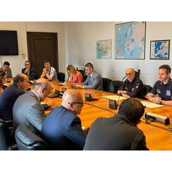 Lassessore regionale alla Protezione civile Riccardo Riccardi alla riunione, svoltasi nella prefettura del capoluogo regionale sul tema della prevenzione degli incendi, alla quale hanno partecipato i prefetti di Trieste e Gorizia, Pietro Signoriello e Raffaele Ricciardi, il questore di Trieste Pietro Ostuni, i vertici della Protezione civile del Friuli Venezia Giulia, dei Vigili del fuoco, della Polizia di Stato, dellArma dei Carabinieri e i rappresentanti di Rete ferroviaria italiana. - Lassessore regionale alla Protezione civile Riccardo Riccardi alla riunione, svoltasi nella prefettura del capoluogo regionale sul tema della prevenzione degli incendi, alla quale hanno partecipato i prefetti di Trieste e Gorizia, Pietro Signoriello e Raffaele Ricciardi, il questore di Trieste Pietro Ostuni, i vertici della Protezione civile del Friuli Venezia Giulia, dei Vigili del fuoco, della Polizia di Stato, dellArma dei Carabinieri e i rappresentanti di Rete ferroviaria italiana.