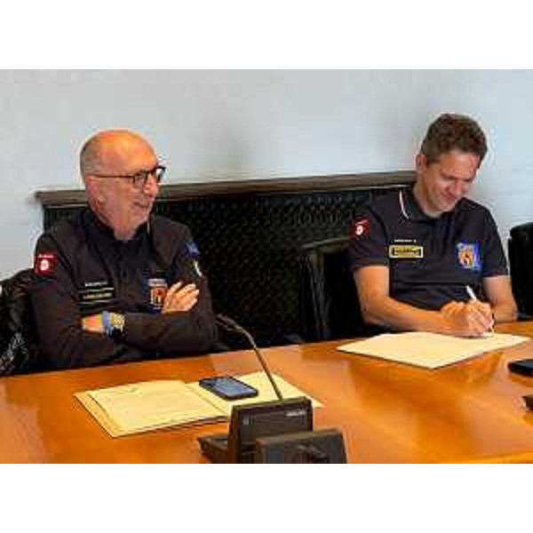 Lassessore regionale alla Protezione civile Riccardo Riccardi alla riunione, svoltasi nella prefettura del capoluogo regionale sul tema della prevenzione degli incendi, alla quale hanno partecipato i prefetti di Trieste e Gorizia, Pietro Signoriello e Raffaele Ricciardi, il questore di Trieste Pietro Ostuni, i vertici della Protezione civile del Friuli Venezia Giulia, dei Vigili del fuoco, della Polizia di Stato, dellArma dei Carabinieri e i rappresentanti di Rete ferroviaria italiana. - Lassessore regionale alla Protezione civile Riccardo Riccardi alla riunione, svoltasi nella prefettura del capoluogo regionale sul tema della prevenzione degli incendi, alla quale hanno partecipato i prefetti di Trieste e Gorizia, Pietro Signoriello e Raffaele Ricciardi, il questore di Trieste Pietro Ostuni, i vertici della Protezione civile del Friuli Venezia Giulia, dei Vigili del fuoco, della Polizia di Stato, dellArma dei Carabinieri e i rappresentanti di Rete ferroviaria italiana.